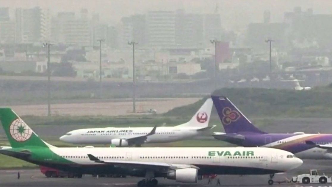 Aviões de passageiros batem em aeroporto