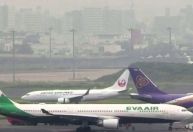 Dois aviões colidem e pista de aeroporto é fechada em Tóquio