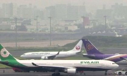 Dois aviões colidem e pista de aeroporto é fechada em Tóquio