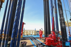 Um engenheiro inspeciona a operação da máquina de perfuração no projeto de um poço de mais de 10.000 metros de profundidade para exploração científica na Região Autônoma Uigur de Xinjiang, no noroeste da China, em 30 de maio de 2023