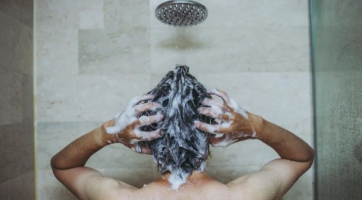 Tomar um banho frio ajuda a resfriar o corpo / Stockphoto/Getty Images/iStockphoto
