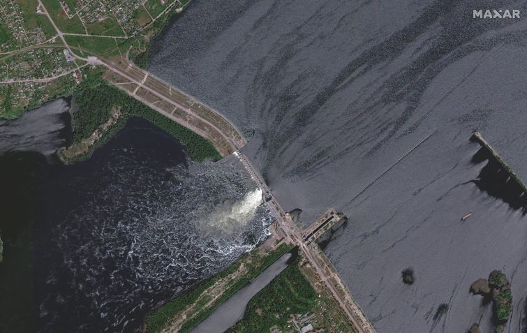 Uma imagem de satélite mostra a represa Nova Kakhovka na região de Kherson, na Ucrânia, em 28 de maio. / Maxar Technologies/Reuters