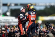 Rubens Barrichello chora com primeira vitória do filho na Stock Car; veja vídeo