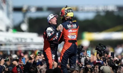 Rubens Barrichello chora com primeira vitória do filho na Stock Car; veja vídeo