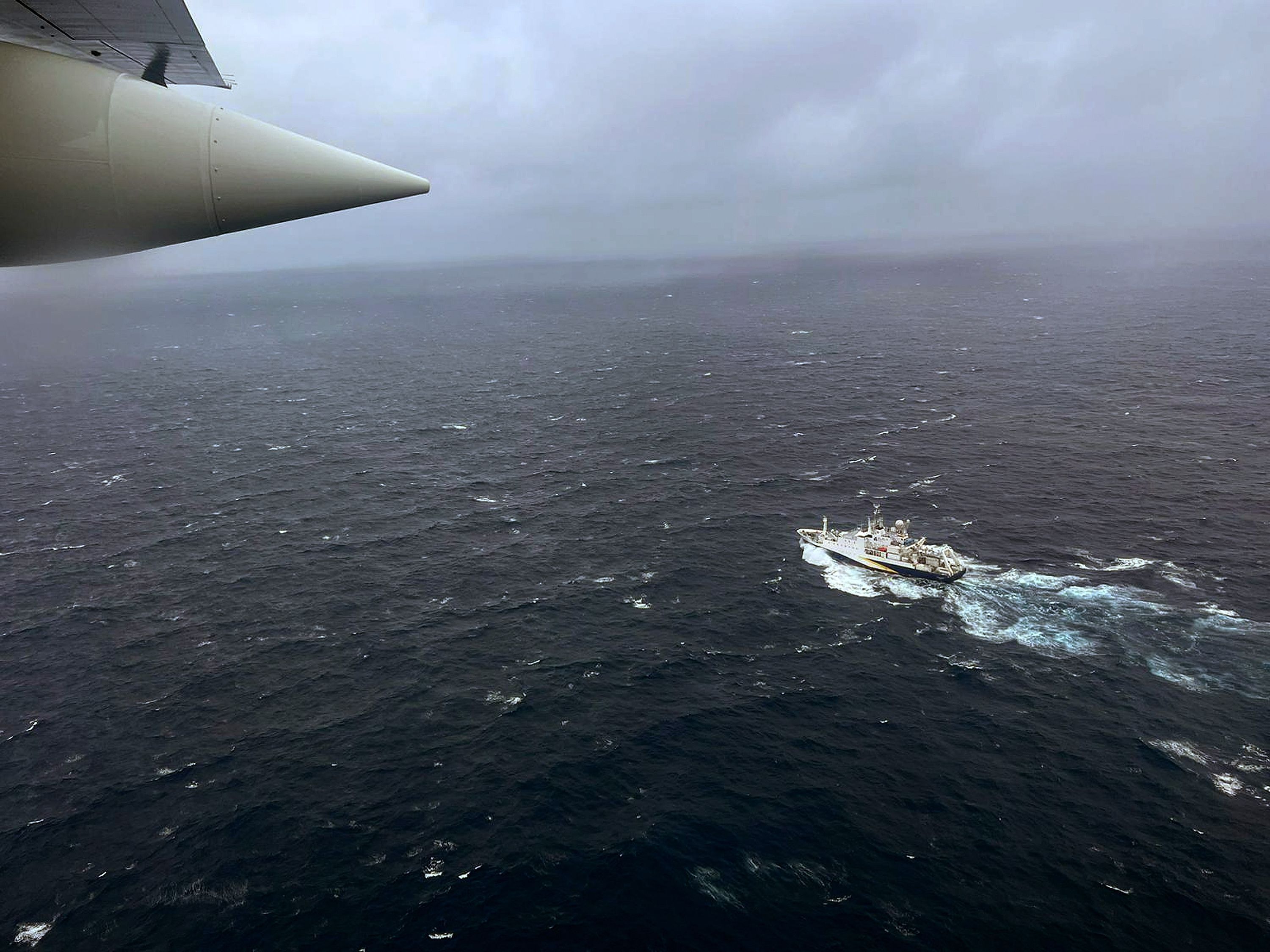 OCEANO ATLÂNTICO - 21 DE JUNHO: Neste folheto da Guarda Costeira dos EUA, um avião da Estação Aérea da Guarda Costeira Elizabeth City, Carolina do Norte HC-130 Hercules sobrevoa o navio de pesquisa francês, L'Atalante, aproximadamente 900 milhas a leste de Cape Cod durante a busca pelo Submersível de 21 pés, Titan, 21 de junho de 2023 sobre o Oceano Atlântico. O comando unificado está procurando por cinco pessoas depois que o navio de pesquisa canadense Polar Prince perdeu contato com seu submersível durante um mergulho nos destroços do Titanic em 18 de junho de 2023. (Foto da Guarda Costeira dos EUA via Getty Images)