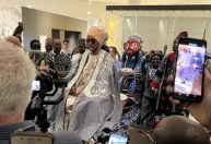 Rei africano se senta em trono levado pelos alemães durante visita a museu