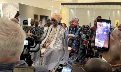 Rei africano se senta em trono levado pelos alemães durante visita a museu