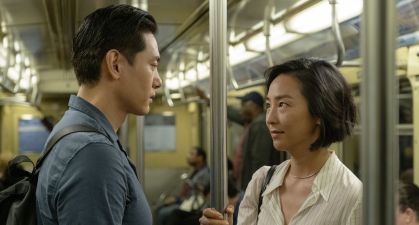 Cena do filme "Past Lives", com Teo Yoo and Greta Lee