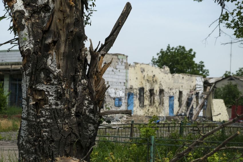 A cidade de Velyka Novosilka, na linha de frente, carrega as cicatrizes de um ano e meio de bombardeios./Vasco Cotovio/CNN