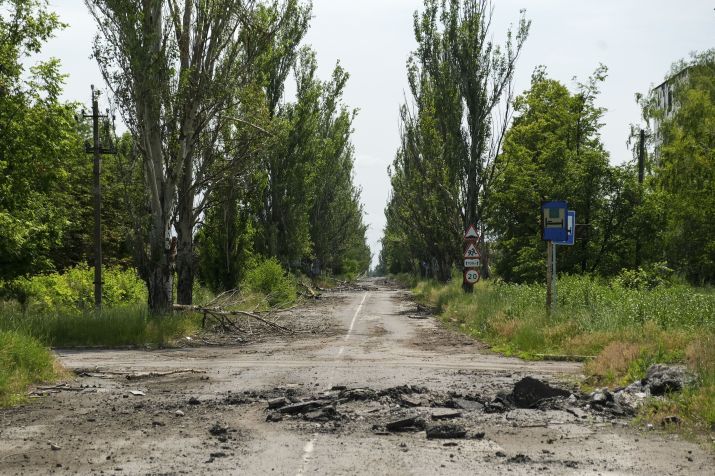 As forças ucranianas recentemente libertaram as aldeias de Neskuchne, Blahodatne e, mais recentemente, Makarivka, alguns quilômetros abaixo nesta estrada./ Vasco Cotovio/CNN