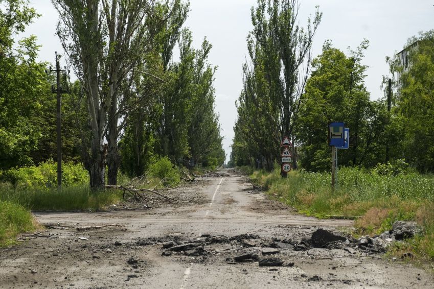 As forças ucranianas recentemente libertaram as aldeias de Neskuchne, Blahodatne e, mais recentemente, Makarivka, alguns quilômetros abaixo nesta estrada./ Vasco Cotovio/CNN