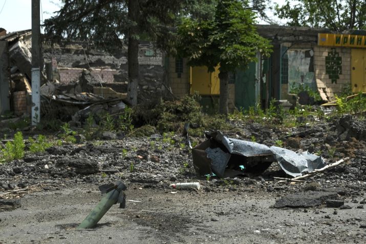Crateras e foguetes não detonados são uma visão comum na cidade de Velyka Novosilka, que foi atacada pelas forças russas./Vasco Cotovio/CNN