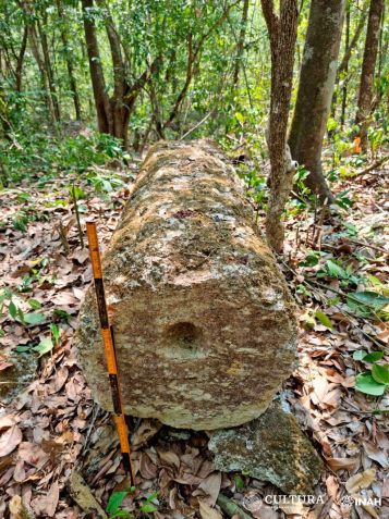 Foram encontradas diversas colunas de pedra cilíndricas, dando origem ao nome Ocomtún / Arqueólogo Ivan Ṡprajc/INAH
