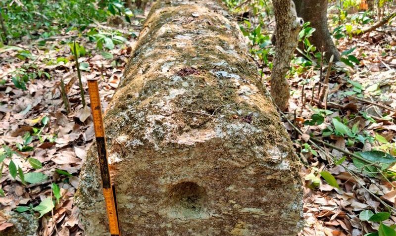 Foram encontradas diversas colunas de pedra cilíndricas, dando origem ao nome Ocomtún / Arqueólogo Ivan Ṡprajc/INAH