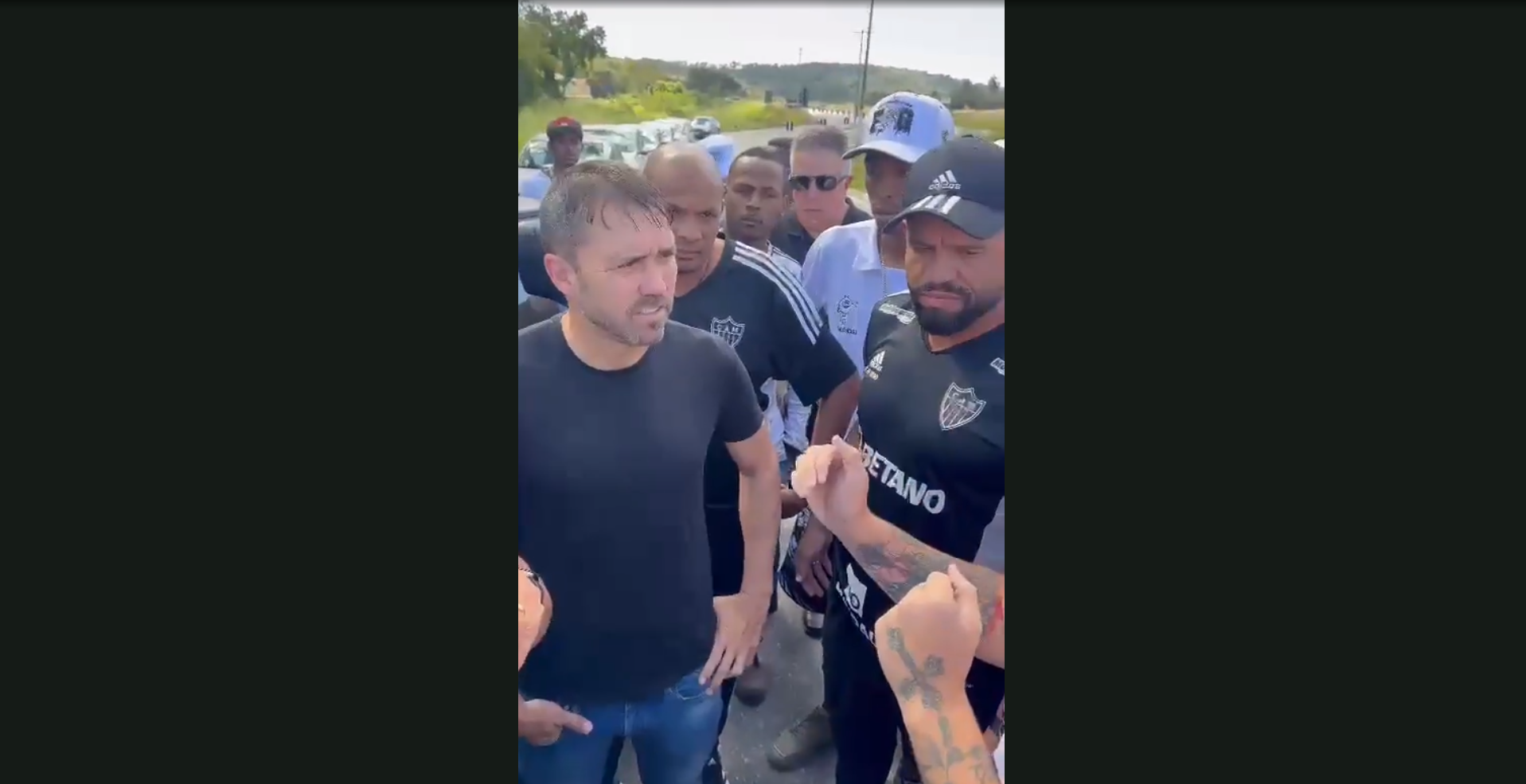Coudet é cobrado por torcedores no CT do Galo