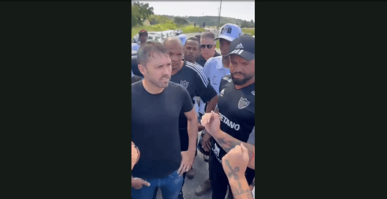 Coudet é cobrado por torcedores no CT do Galo