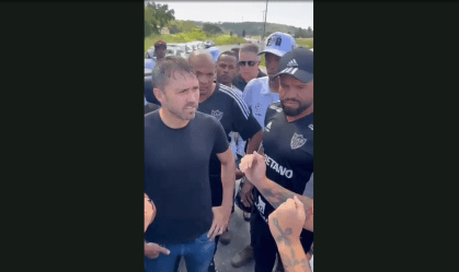Coudet é cobrado por torcedores no CT do Galo