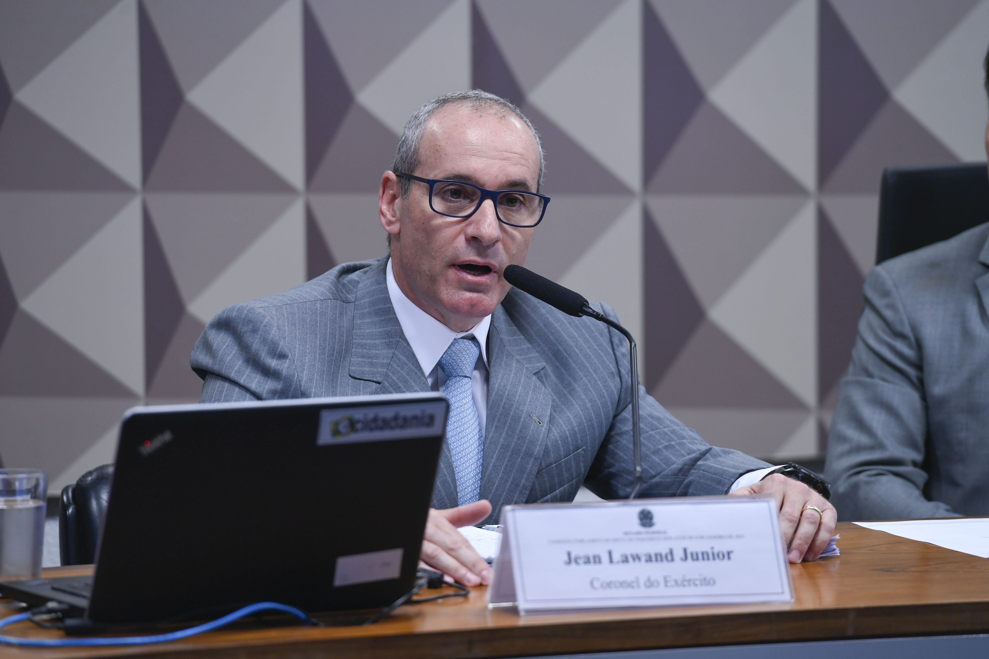 Comissão Parlamentar Mista de Inquérito dos Atos de 8 de Janeiro de 2023 (CPMI - 8 de Janeiro) realiza reunião para ouvir depoimento do coronel do Exército que aparece em troca de mensagens telefônicas com o ex-ajudante de ordens da Presidência da República, defendendo uma intervenção militar após as eleições de 2022.   Mesa: coronel do Exército, Jean Lawand Junior, em pronunciamento.