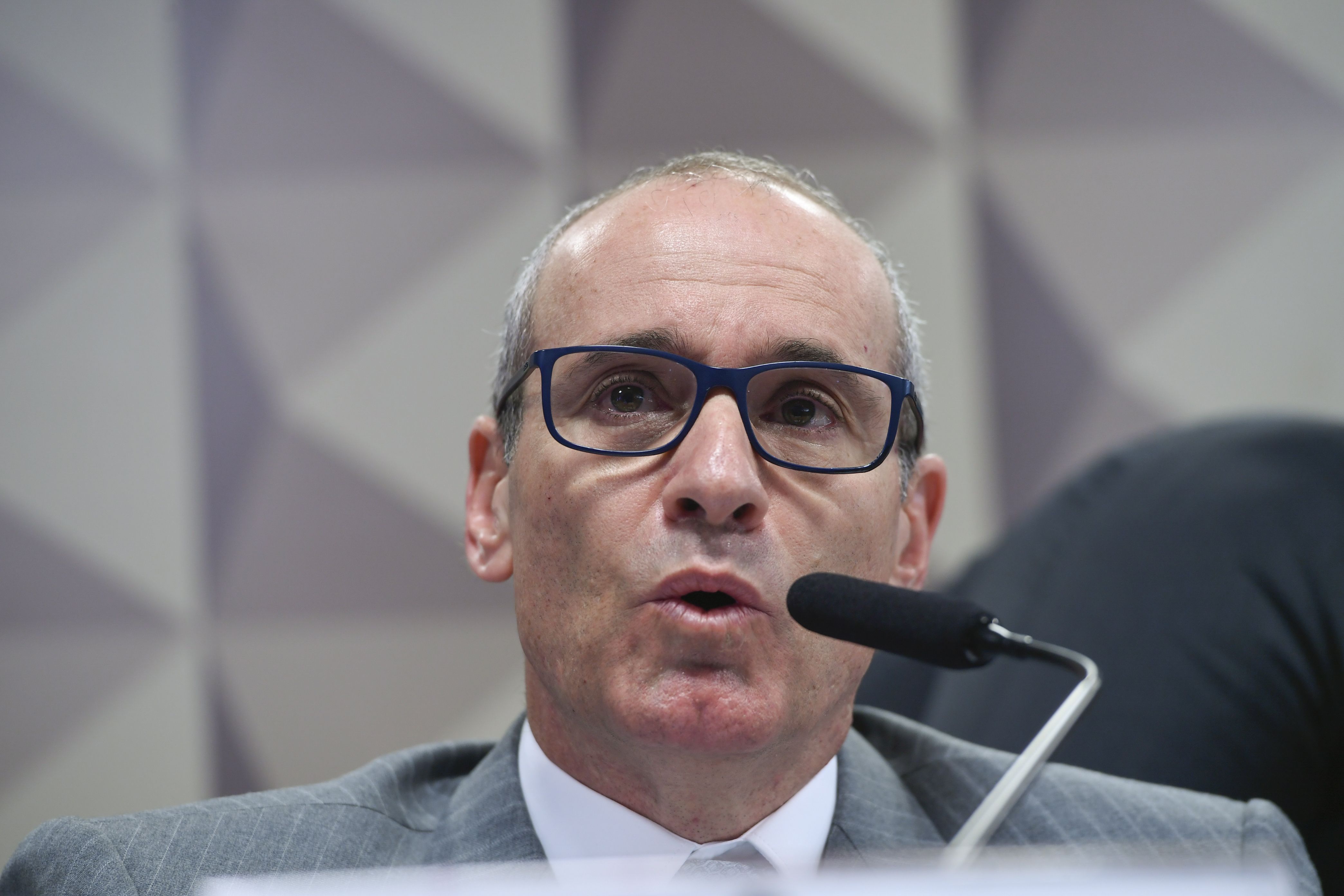 Comissão Parlamentar Mista de Inquérito dos Atos de 8 de Janeiro de 2023 (CPMI - 8 de Janeiro) realiza reunião para ouvir depoimento do coronel do Exército que aparece em troca de mensagens telefônicas com o ex-ajudante de ordens da Presidência da República, defendendo uma intervenção militar após as eleições de 2022.   Mesa: coronel do Exército, Jean Lawand Junior, em pronunciamento.