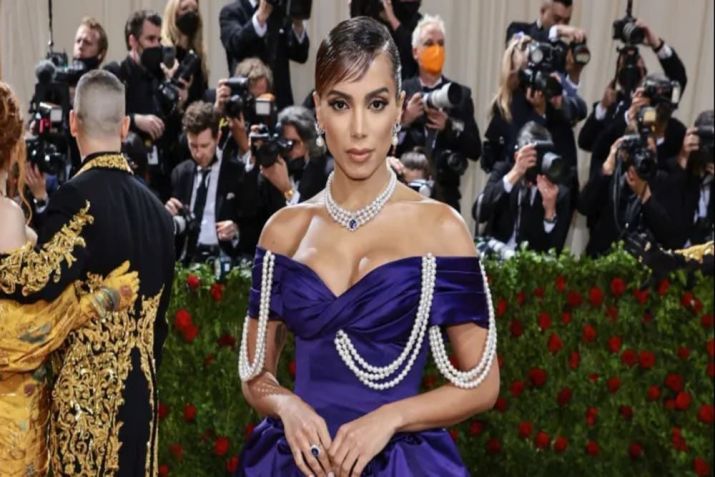 Decote ombro a ombro usado por Anitta / Imagem: Getty Images