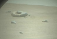 Imagem capturada pela Nasa mostra misteriosa “rosquinha” na superfície de Marte