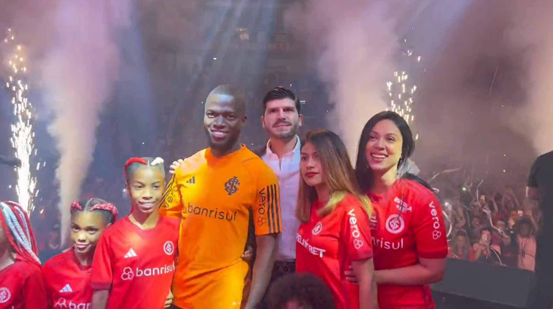Enner Valencia é apresentado pelo Internacional