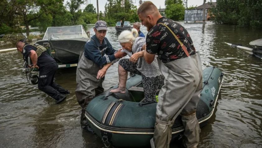Equipes de resgate evacuam um morador local de uma área inundada após o rompimento da barragem de Nova Kakhovka em Kherson, na Ucrânia, em 7 de junho. / Vladyslav Musienko/Reuters