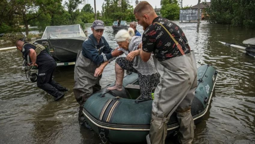 Equipes de resgate evacuam um morador local de uma área inundada após o rompimento da barragem de Nova Kakhovka em Kherson, na Ucrânia, em 7 de junho. / Vladyslav Musienko/Reuters
