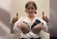 Ela encheu o sutiã com roupas no aeroporto. Aqui está o motivo