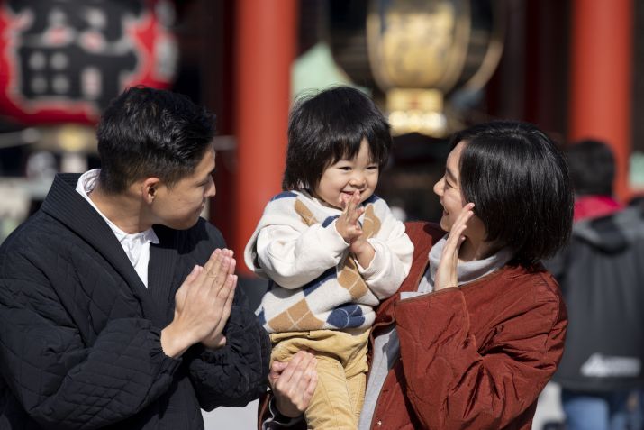 Casal chinês brinca com sua filha; China busca implementar campanha para que famílias tenham até três filhos / Freepik