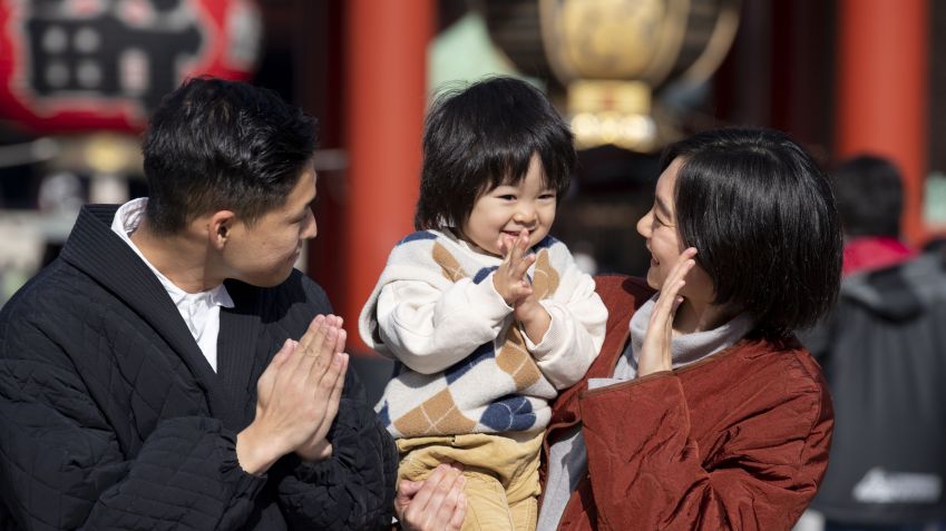 Casal chinês brinca com sua filha; China busca implementar campanha para que famílias tenham até três filhos / Freepik