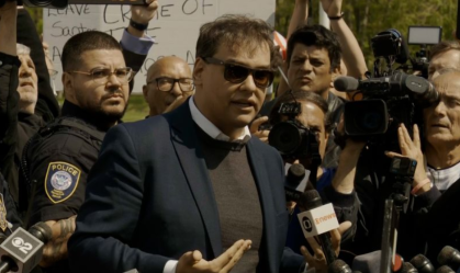 Pai e tia de George Santos pagaram fiança após deputado se entregar à Justiça nos EUA