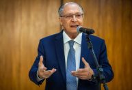 Aliados sugerem a Lula reforma ministerial mais ampla para acomodar Centrão