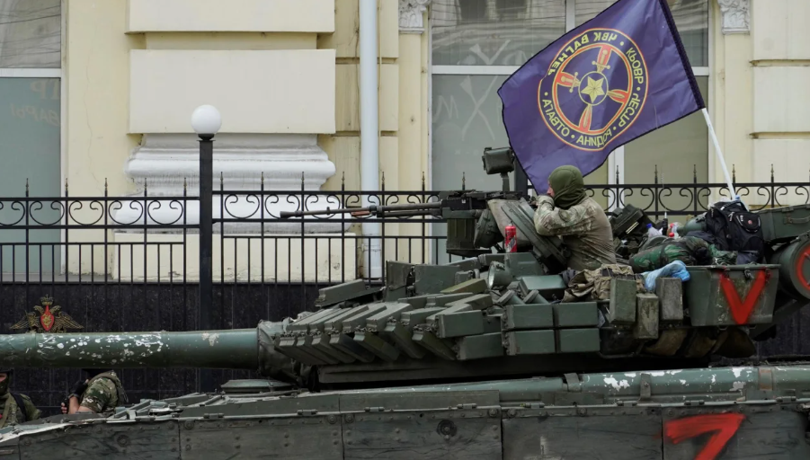 Membros do grupo Wagner sentam-se em cima de um tanque em uma rua na cidade de Rostov-on-Don, sul da Rússia, em 24 de junho de 2023. / STRINGER/AFP/AFP via Getty Images