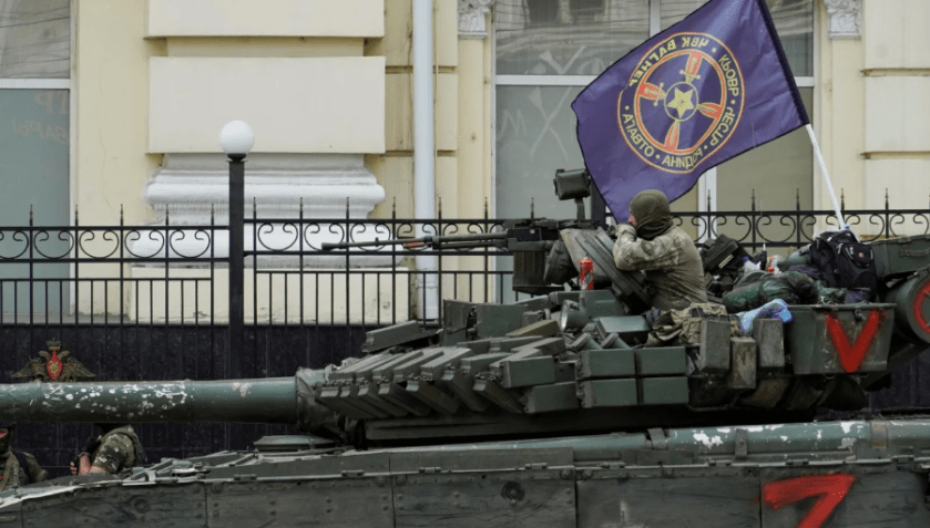 Membros do grupo Wagner sentam-se em cima de um tanque em uma rua na cidade de Rostov-on-Don, sul da Rússia, em 24 de junho de 2023. / STRINGER/AFP/AFP via Getty Images