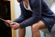 Maioria dos homens europeus prefere fazer xixi sentado, de acordo com estudo