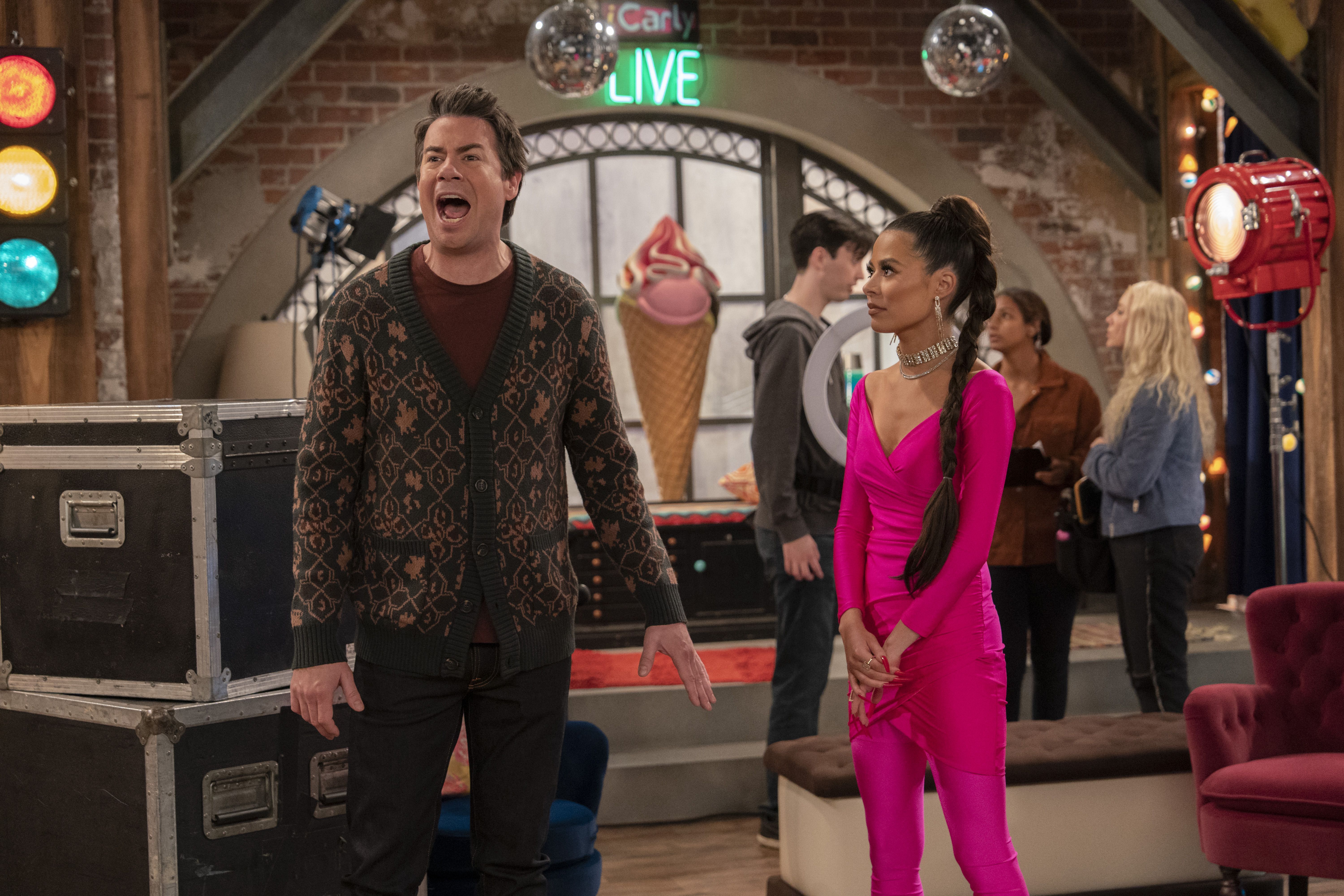 Jerry Trainor como Spencer Shay e Miranda Cosgrove como Carly Shay em "iCarly" / Lisa Rose/Nickelodeon/Paramount+
