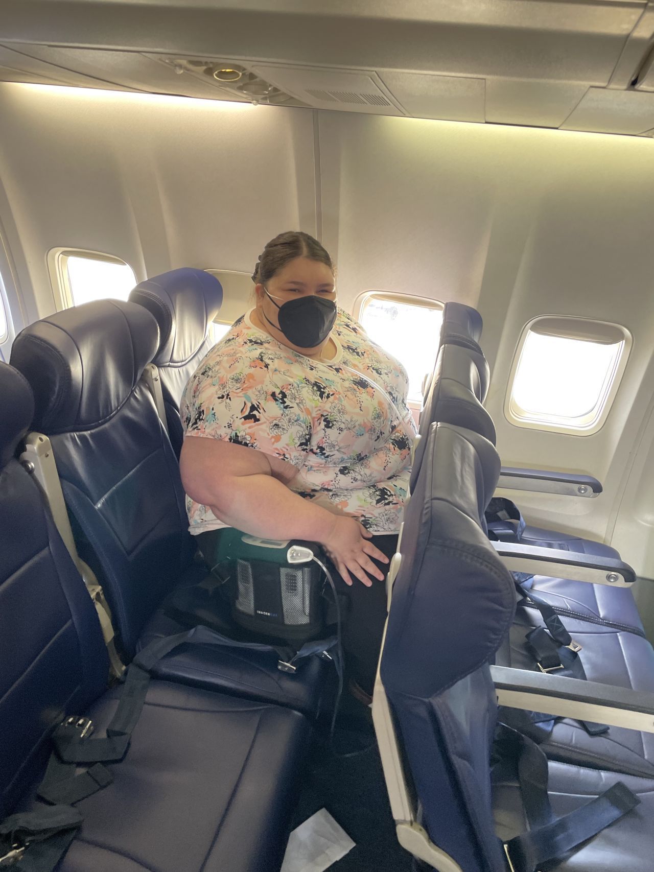 Chaney se senta entre dois assentos de avião em um voo da Southwest Airlines para Kona, Havaí, em abril de 2022 / Jae'lynn Chaney