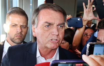 Ex-presidente Jair Bolsonaro (PL) na saída do Senado federal após visitar seu filho e senador, Flávio Bolsonaro, em 18 de maio de 2023.