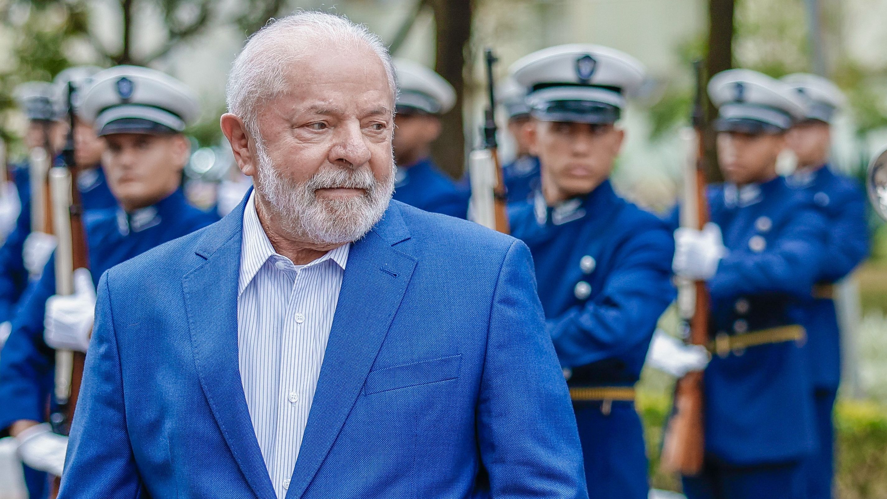 Luiz Inácio Lula da Silva, presidente da República, com militares da aeronáutica ao fundo