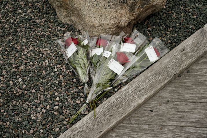 Flores colocadas no porto de St John's, em Newfoundland, no Canadá, em homenagem aos mortos na implosão do Titan / Jordan Pettitt/PA Images via Getty Images