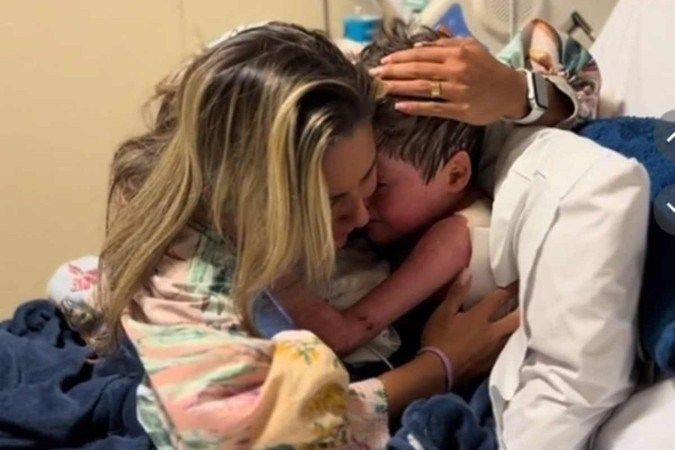 Imagem de destaque do post: Reencontro de mãe e filho que ficou 16 dias em coma viraliza; veja o momento