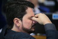 Na volta ao Senado, Marcos do Val diz que polícia queria “pen drive laranja” e que buscas quase renderam “divórcio”