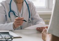 Pesquisa: 46% dos homens acima dos 40 anos vão ao médico apenas quando sentem algo