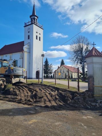 Local onde os corpos foram encontrados, próxima à igreja da cidade - Divulgação/Luzino