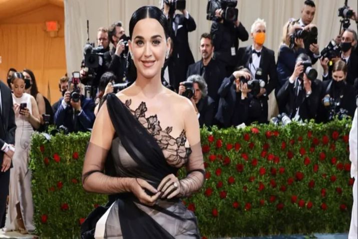 Modelo de decote de um ombro só / Imagem: Getty Images/jamie McCarthy