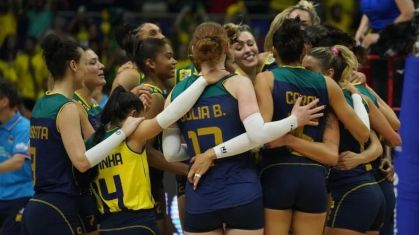 Seleção feminina de vôlei em vitória sobre a Sérvia