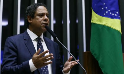 Infrator e clube devem ser punidos, diz relator de PL sobre racismo em estádios