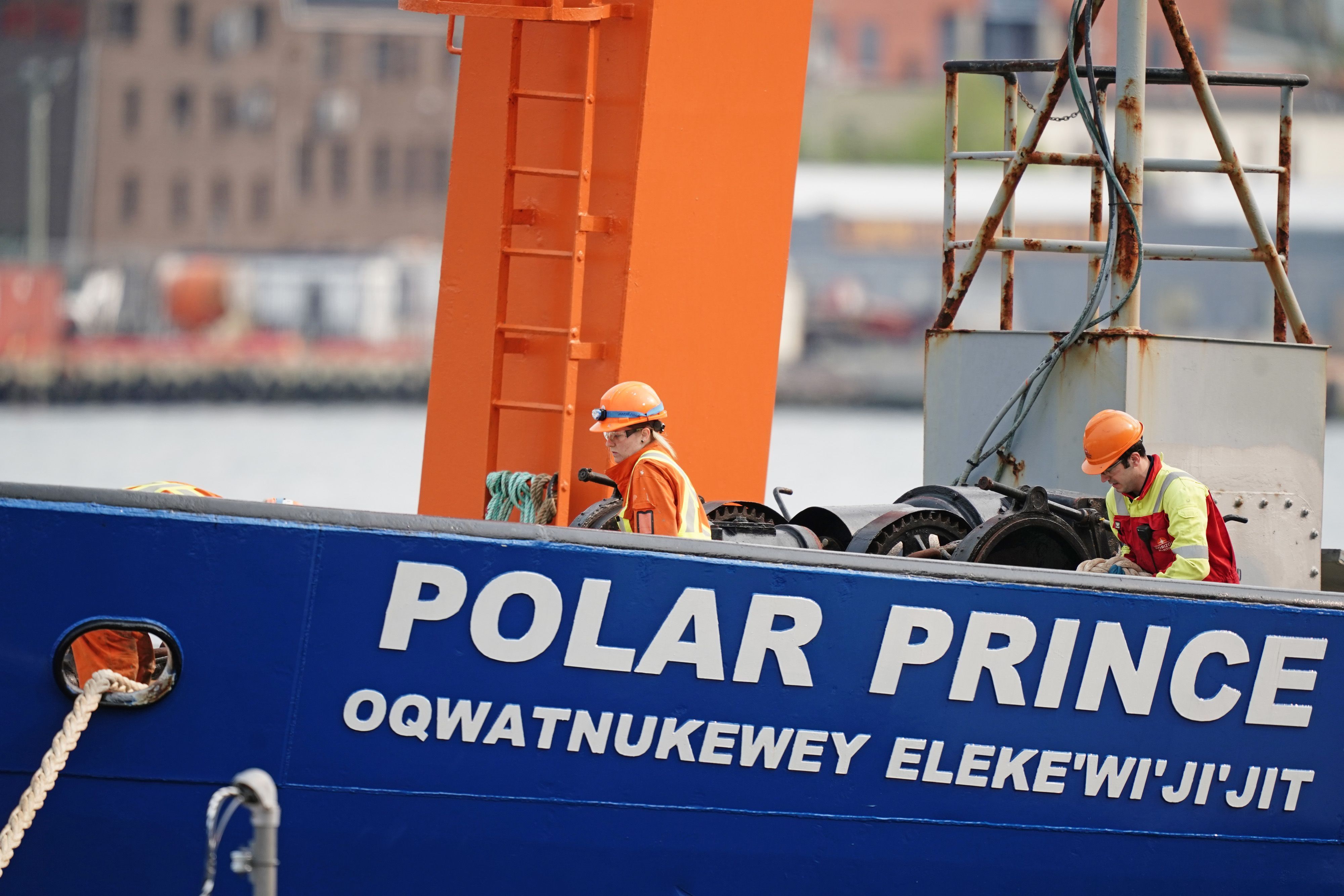 O Polar Prince, o principal navio de apoio ao submersível Titan, chega ao Porto de St. John's em Newfoundland, Canadá. Paul-Henri Nargeolet, Hamish Harding, Stockton Rush, Shahzada Dawood e seu filho Suleman, de 19 anos, morreram depois que o submersível Titan desaparecido sofreu uma implosão catastrófica enquanto tentava alcançar o RMS Titanic. Data da foto: sábado, 24 de junho de 2023. (Foto de Jordan Pettitt/PA Images via Getty Images)