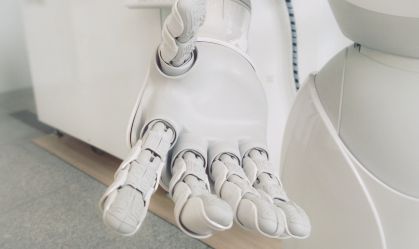 Regulamentação da inteligência artificial é urgente e complexa, diz especialista